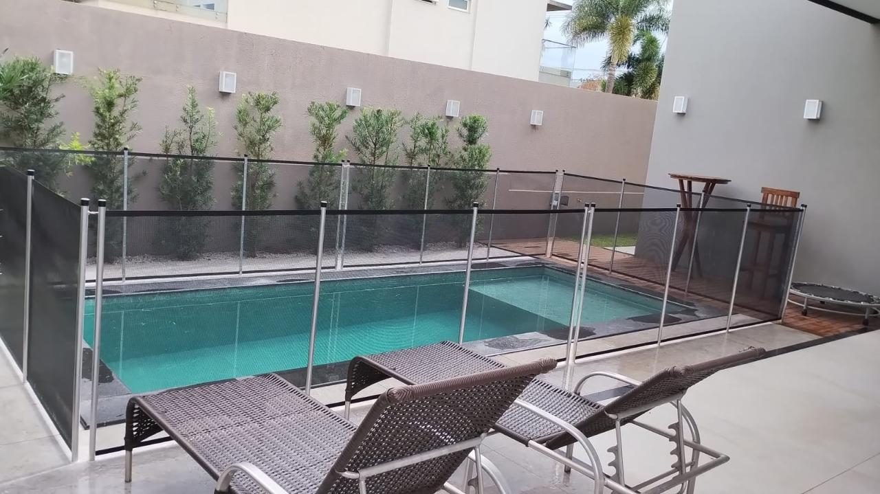 Cerca de proteção removível ao redor de piscina residencial