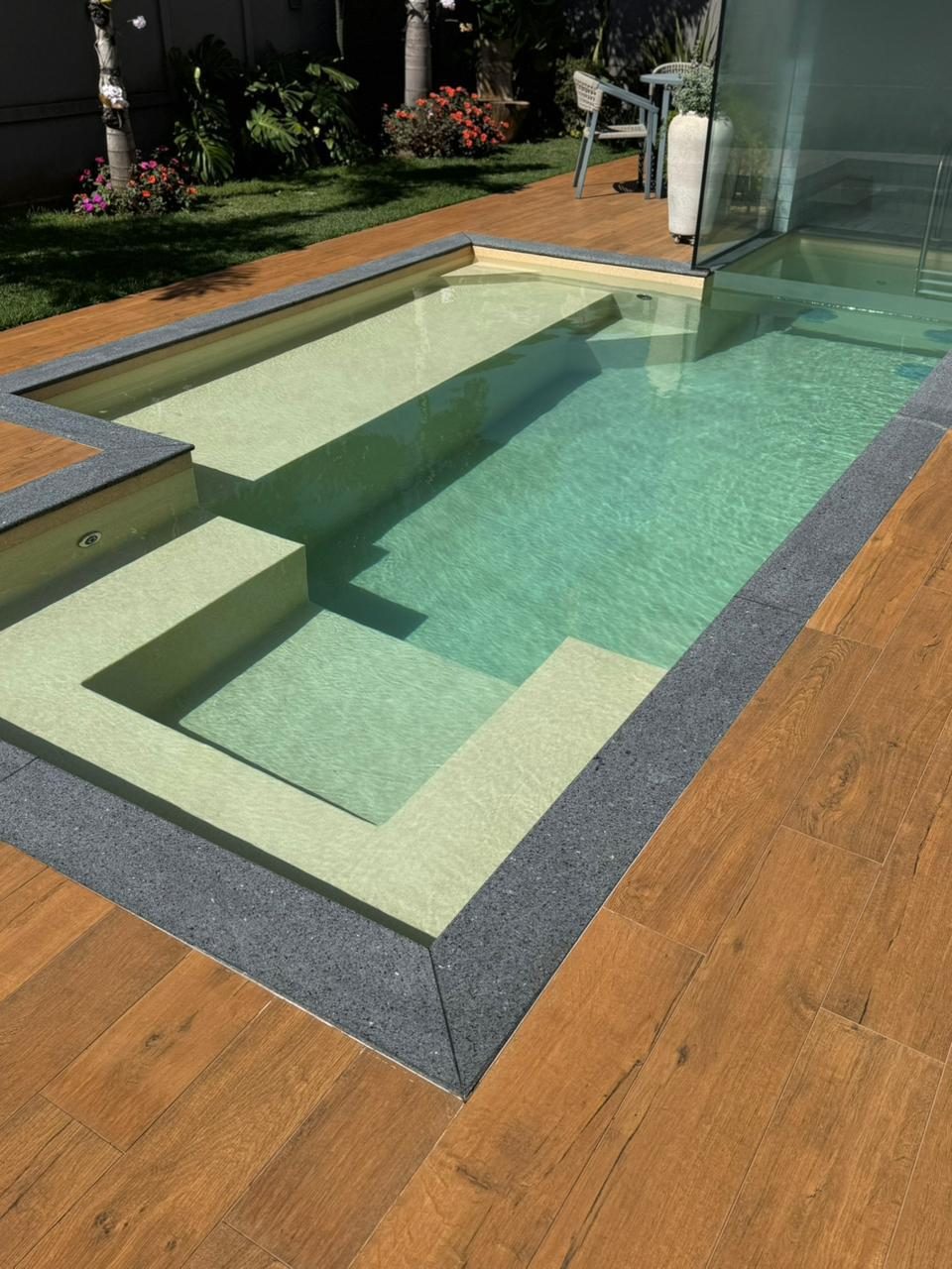 Piscina com prainha e deck amadeirado
