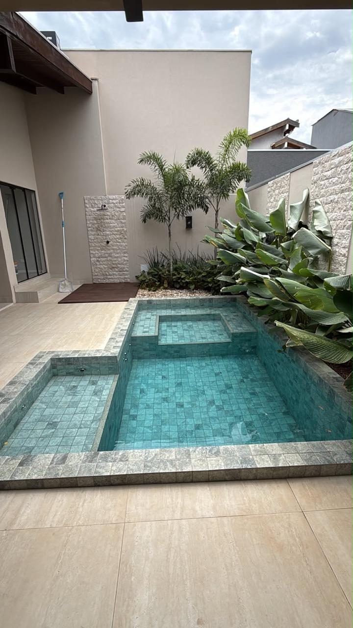 Piscina com spa integrado