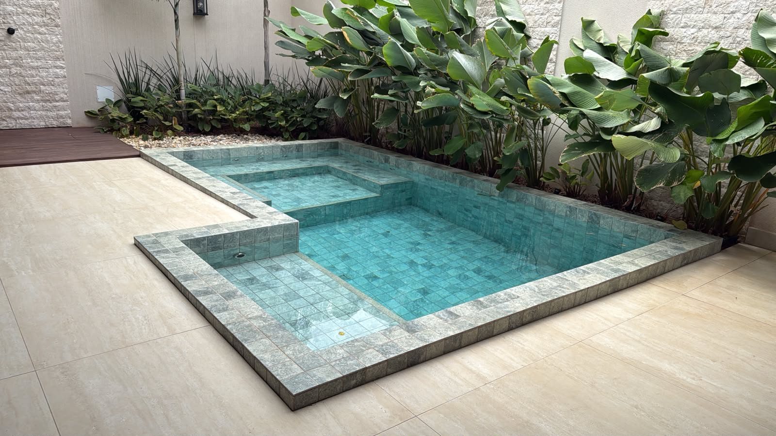 Spa em pastilha com jardim tropical