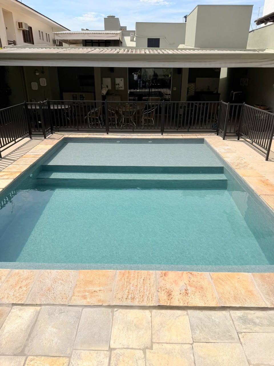 Piscina revestida em vinil com degraus e grade de proteção